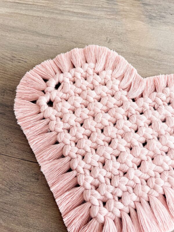 Dessous de plat decoratif rose pastel Dessous de plat décoratif rose pastel en macramé