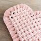 Dessous de plat décoratif rose pastel en macramé