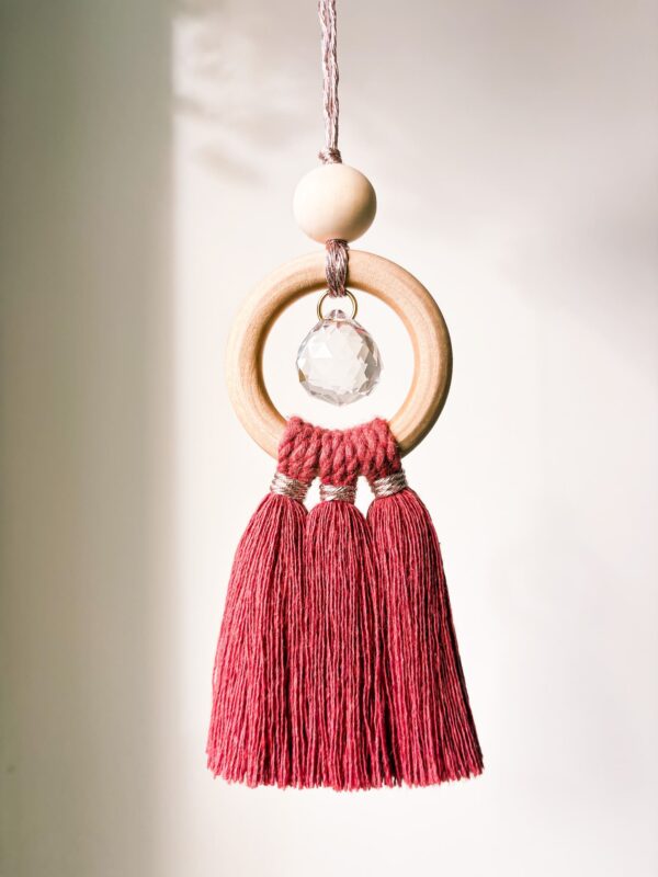 Attrape soleil en macramé rose sauvage Attrape soleil en macramé rose sauvage