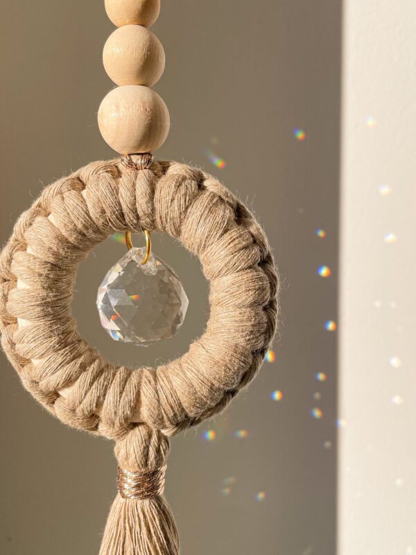 Attrape soleil pompon biscuit Attrape soleil pompon biscuit en macramé