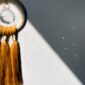 Decoration-triple-pompons-en-macrame-attrape-soleil