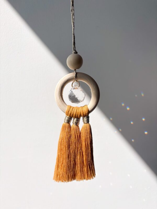 Decoration-triple-pompons-en-macrame-attrape-soleil