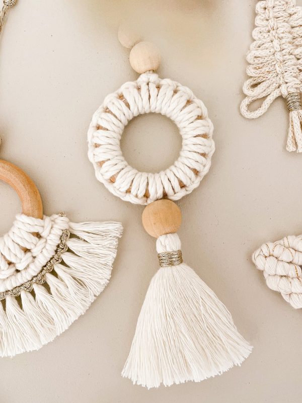 Suspension pompon naturel et finition doré Suspension pompon décoration bohème murale rose sauvage, laurier, naturel