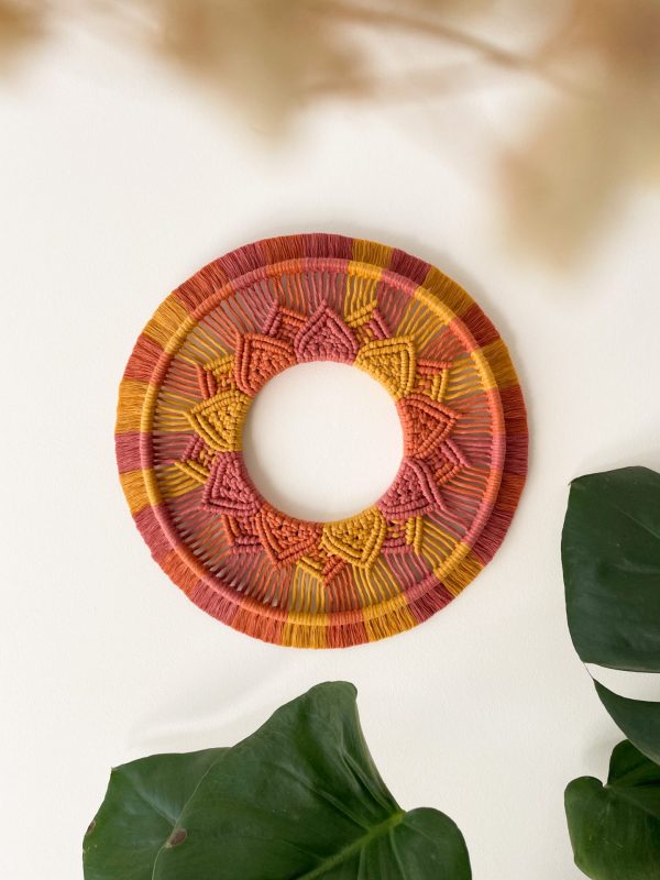 Grand soleil levant tri colore décoration macramé Grand soleil levant tri colore décoration macramé