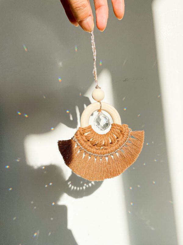 Suncatcher suspension macramé Suncatcher suspension macramé arc-en-ciel
