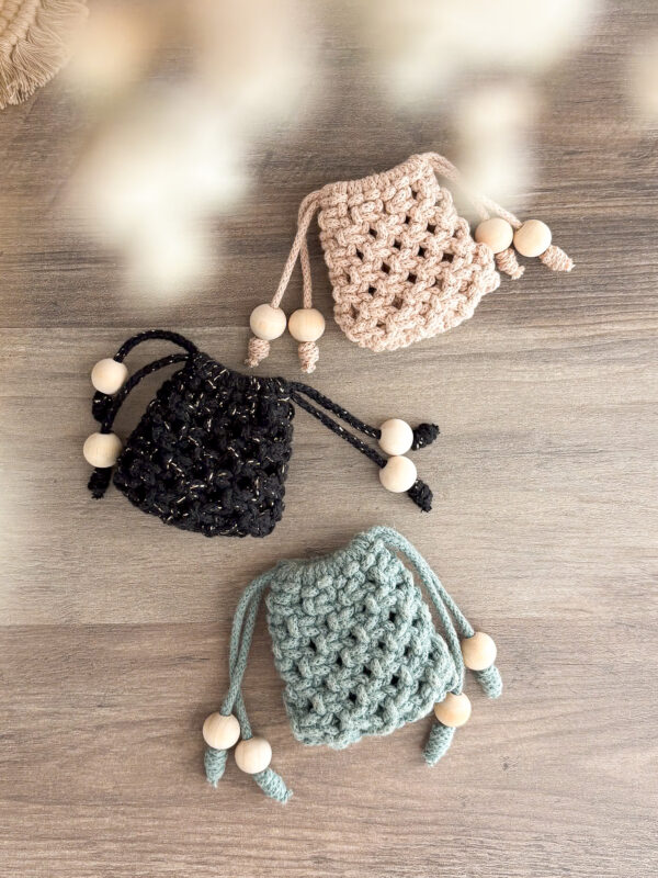 Porte monnaie en macramé biscuit noir et laurier Porte monnaie en macramé biscuit noir et laurier