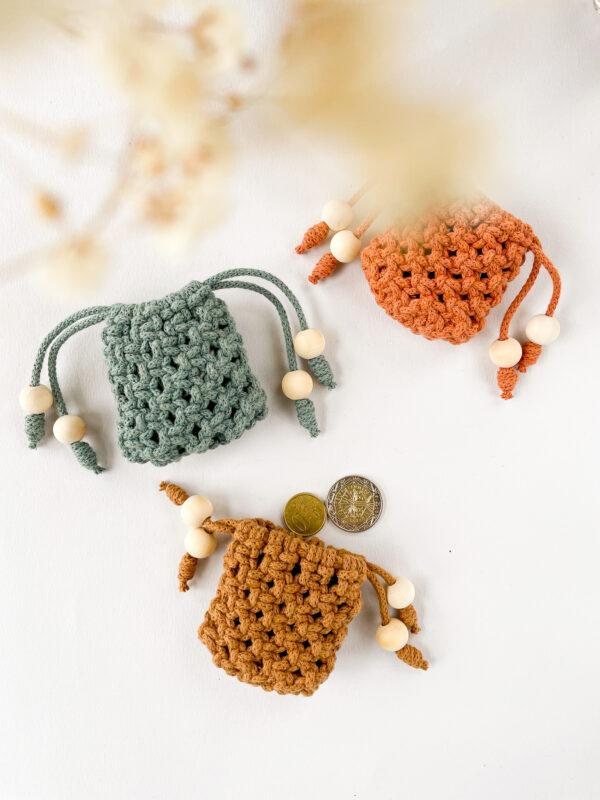 Porte monnaie en macramé laurier caramel et terre cuite_01 Porte monnaie en macramé laurier caramel et terre cuite_01