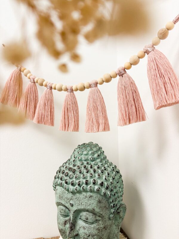 Guirlande de pompons en macramé rose pastel_01 Guirlande de pompons en macramé rose pastel_01