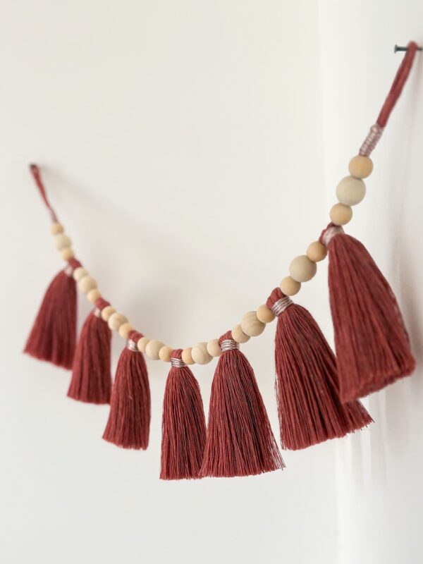 Guirlande de pompons et perles en macramé rouge vin Guirlande de pompons et perles en macramé rouge vin