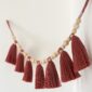 Guirlande de pompons et perles en macramé rouge vin