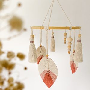 Mobile bébé en macramé bohème