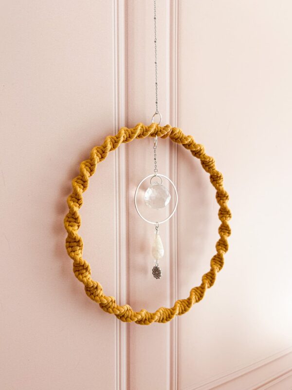 Attrape soleil Ozalee jaune moutarde et argenté_01 attrape soleil ozalee macramé