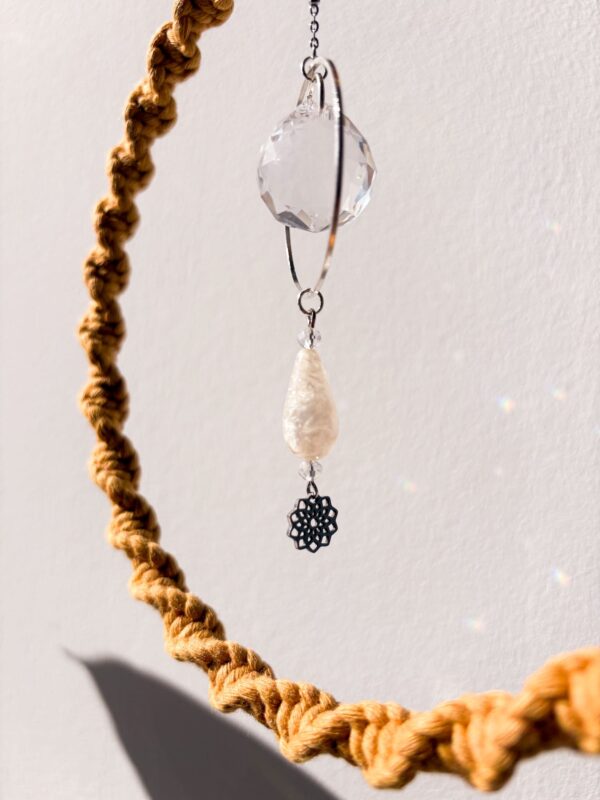 Attrape soleil Ozalee jaune moutarde et argenté_02 attrape soleil ozalee macramé