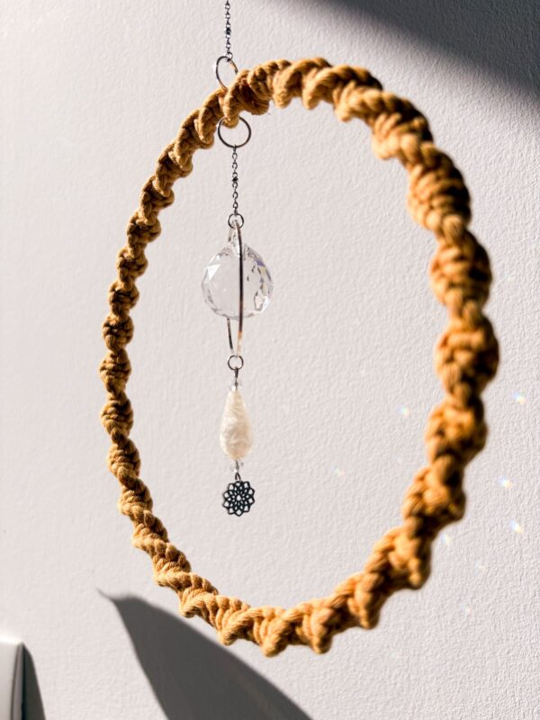 Attrape soleil Ozalee jaune moutarde et argenté_03 attrape soleil ozalee macramé