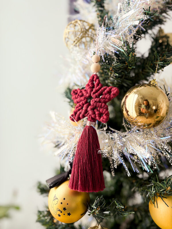 Petite étoile filante rouge vin en macramé_01 Petite étoile filante rouge vin en macramé_04