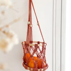 Panier suspendu en macramé