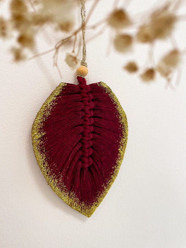 Plume en macramé avec gel pailleté Plume en macramé avec gel pailleté