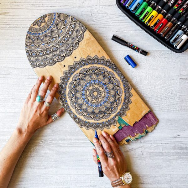 Planche de skate cassé recyclé mandala Planche de skate cassé recyclé mandala