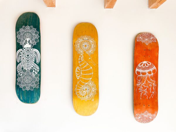 Planche de skate recyclé customisation animaux marins Planche de skate recyclé customisation animaux marins