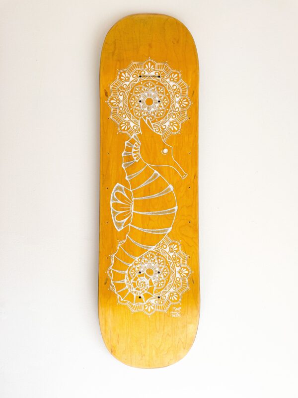 Planche de skate recyclée jaune hippocampe mandala