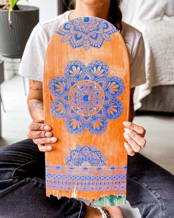 planche de skate recyclé customisation mandala orange et bleu planche de skate recyclé customisation mandala orange et bleu