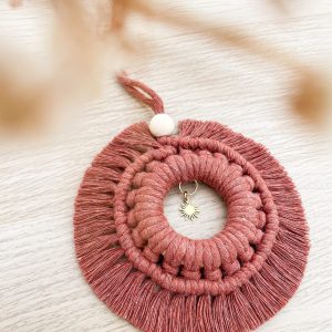 Décoration pour rétroviseur en macramé