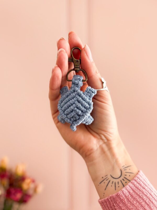 Porte clé tortue bleu parfait Porte clé tortue en macramé