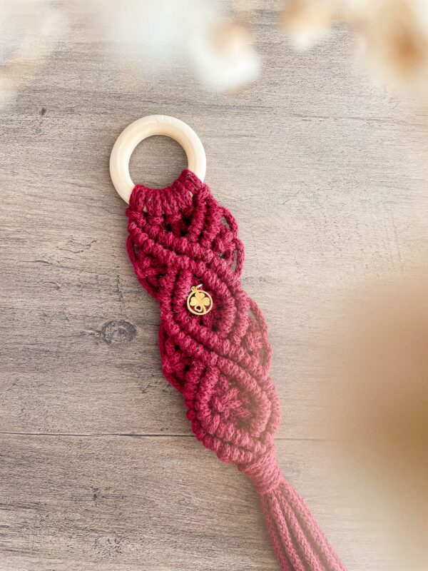 Marque page rouge vin et trefle doré Marque page en macramé rouge vin et trefle doré
