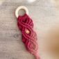 Marque page en macramé rouge vin et trefle doré