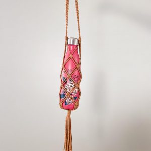Porte gourde en macramé caramel Porte gourde en macramé caramel
