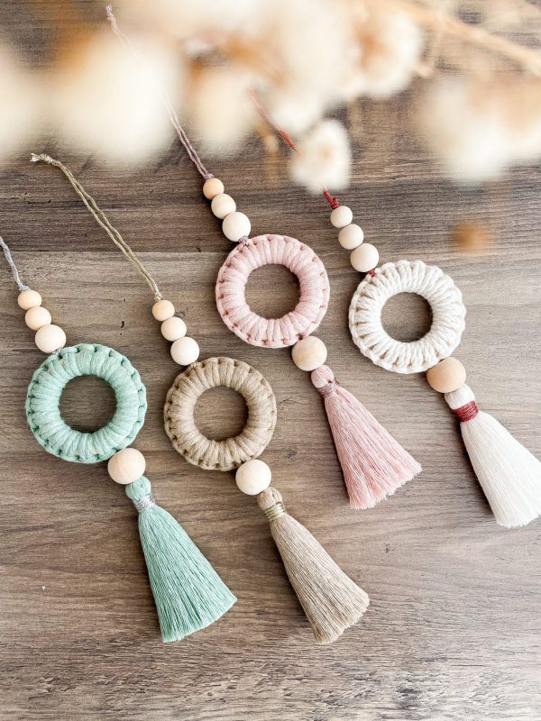 décoration pompon à suspendre en macramé Tuto - Suspension pompon en macramé