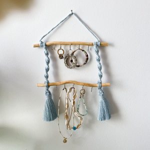 Rangement à bijoux en macramé