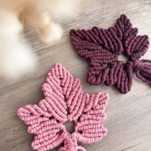 Feuille érable sous verre rose fleur et bourgogne en macramé