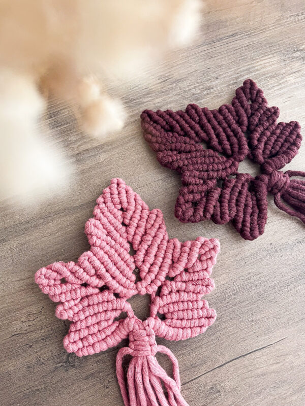 Feuille érable sous verre rose fleur et bourgogne en macramé Feuille érable sous verre rose fleur et bourgogne en macramé