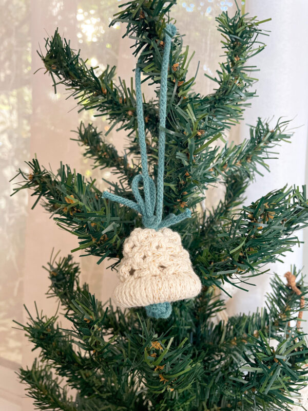 Cloche de noel bleu en macramé_01 Cloche de noel bleu en macramé