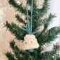 Cloche de noel bleu en macramé