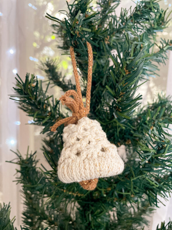 Cloche de noel caramel en macramé_01 Cloche de noel caramel en macramé