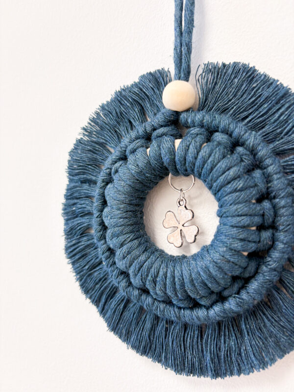 Décoration retroviseur bleu canard en macramé Tuto - Suspension de rétroviseur en macramé