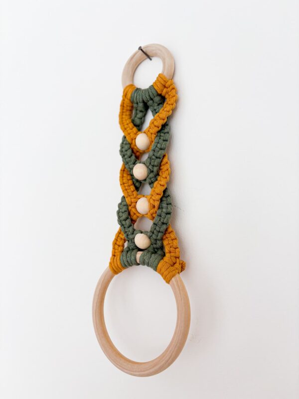 Porte serviette en macramé eucalyptus et moutarde Porte serviette en macramé eucalyptus et moutarde