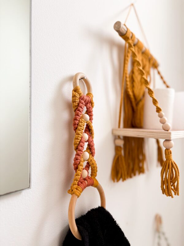 Porte serviette en macramé moutarde et terre cuite_01 Porte serviette en macramé moutarde et terre cuite_01