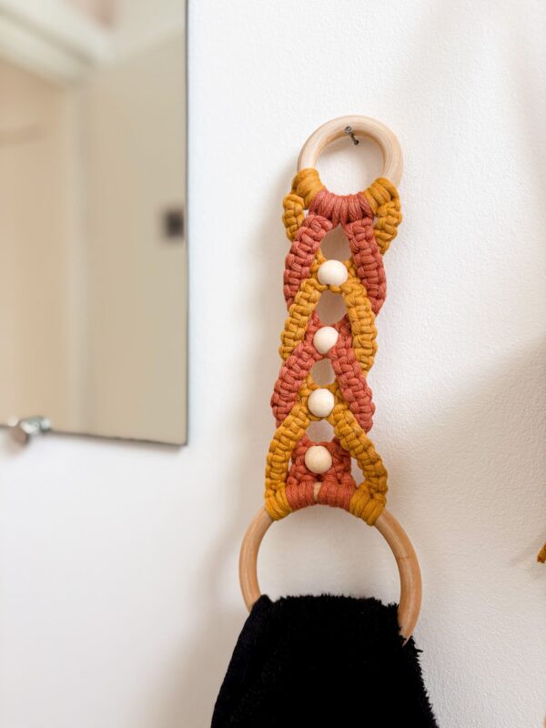 Porte serviette en macramé moutarde et terre cuite_02