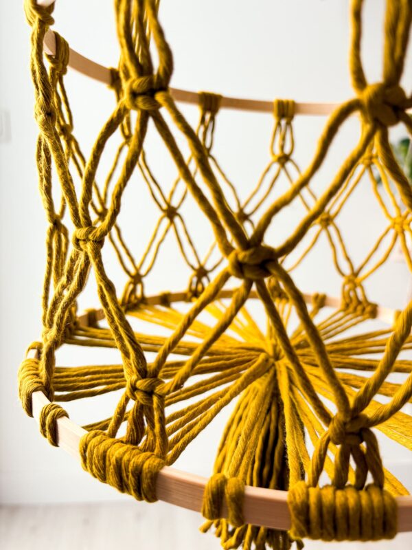 Panier suspendu en macramé jaune épicé_01 Panier suspendu en macramé