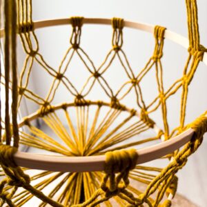 Panier suspendu en macramé