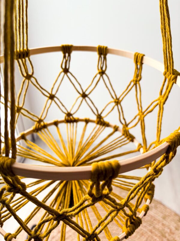 Panier suspendu en macramé jaune épicé_02 Panier suspendu en macramé