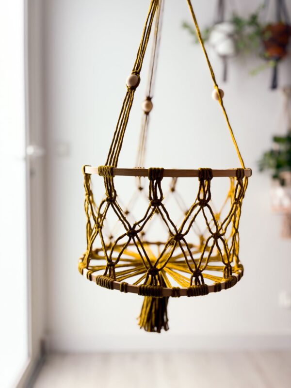 Panier suspendu en macramé