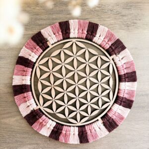 Centre de table motif fleur de vie en bois et contour macramé