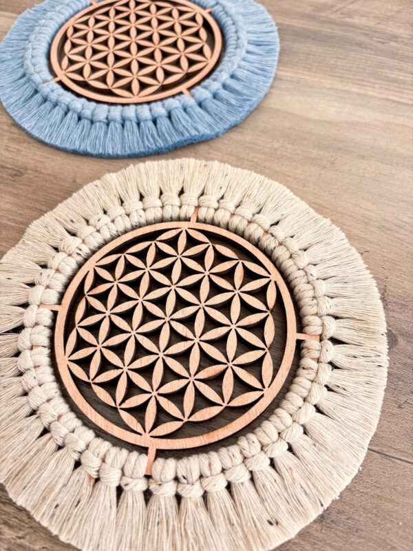 Sous verre fleurs de vie macramé_01 Centre de table motif fleur de vie en bois et contour macramé