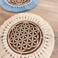 Centre de table motif fleur de vie en bois et contour macramé