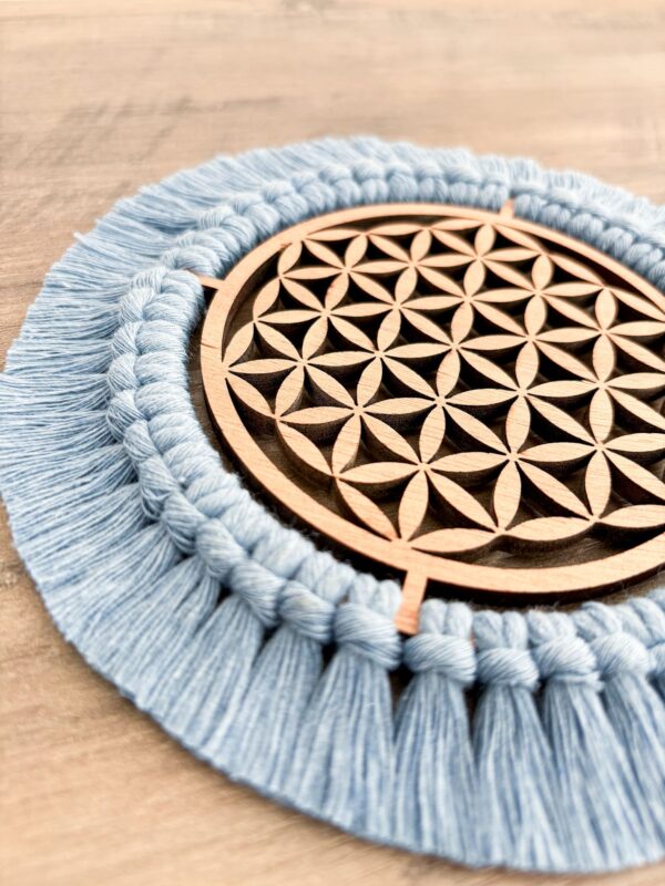 Sous verre fleurs de vie macramé_02 Centre de table motif fleur de vie en bois et contour macramé