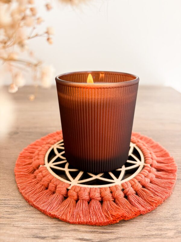 Sous verre macramé mandala teinte clair terracota_02 Sous-verre et centre de table mandala bois avec franges macramé
